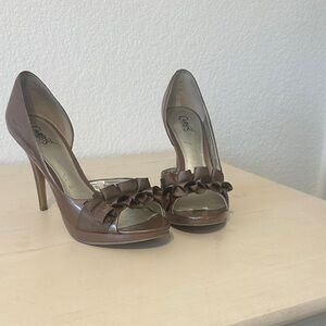 Carlos by Carlos Santana Brown Ruffle Peep-Toe Heels